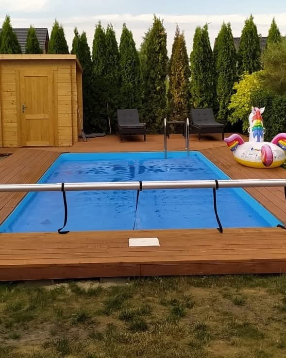 Niebieska folia solarna GeoBubble rozłożona na tafli basenu