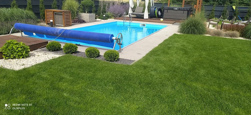 Folia solarna GeoBubble na zwijaczu przy basenie ogrodowym